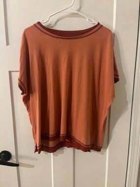 LA MIEL Short Sleeve Knit Top in Rust with Maroon Trim